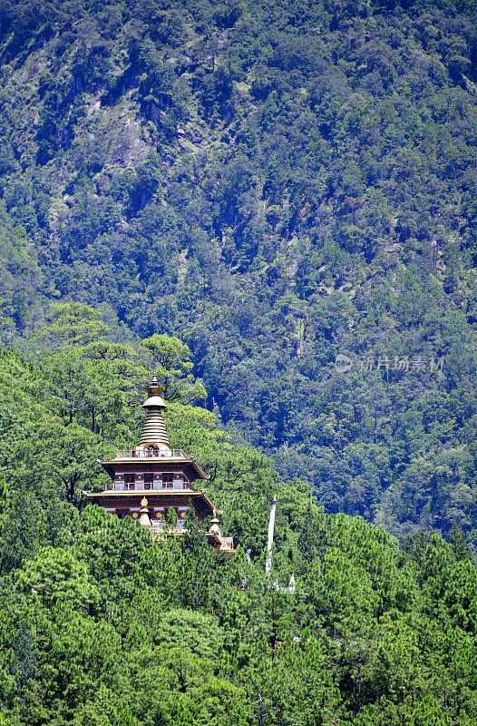 不丹普那卡地区的Khamsum Yulley Namgyal Chorten寺庙和茂密的森林